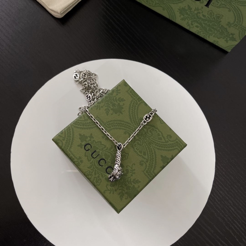 G*u*i necklaces
